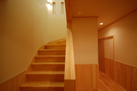 無垢材使用の階段。幅広階段で、安心。