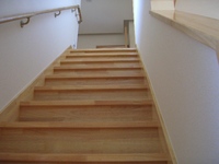 無垢材を使用。ゆったりした、幅広の階段。