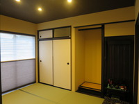 モダンな和室　調湿・消臭機能をそなえた塗り壁　畳には和紙を使っています