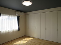 広々寝室は、ブルーを基調に。遮光カーテンで光を遮って、快眠。