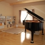 グランドピアノ設置後のお部屋です。ピアノに合わせ、遮音性能と音響性能を考慮し、工事を行いました。照明もピアノを弾くときに一番調度よいように設置。
思う存分ピアノが弾ける施主様の「ピアノ室」の夢が叶いました。