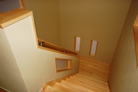 広々幅の階段を採用。毎日何度も使うもの。ゆとりを感じます。