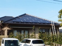屋根２面にあわせて25枚のパネルを設置。５.７５KWの大容量。