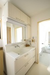 洗面・バスルームもホワイトカラーと充分な採光で明るい部屋に。