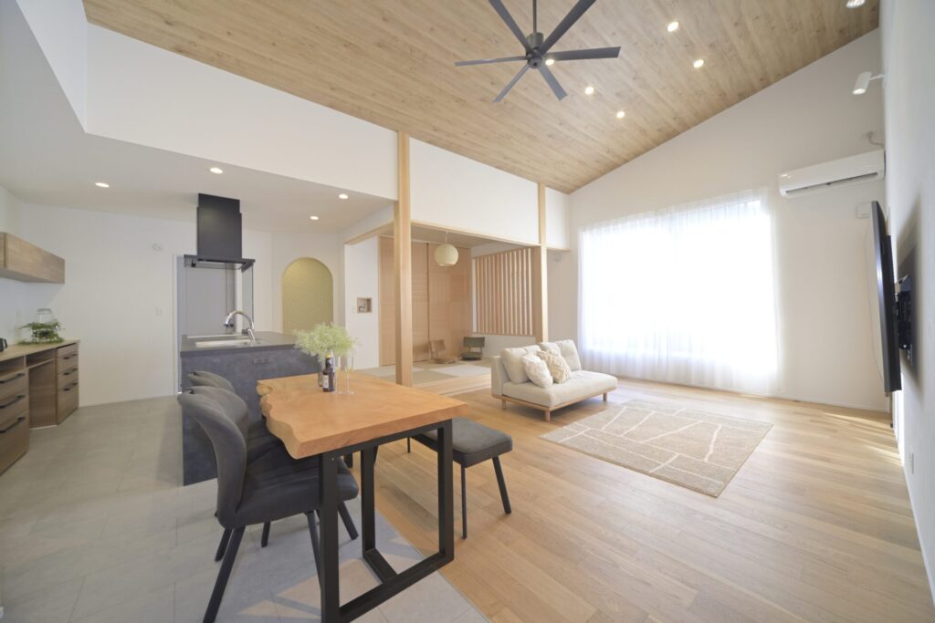 家族が自然と集まる、リビングが中心にある平屋