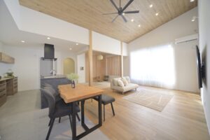 家族が自然と集まる、リビングが中心にある平屋