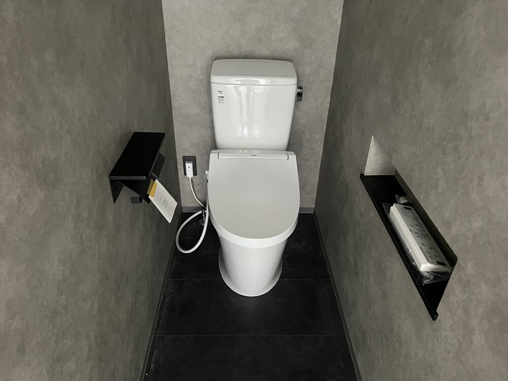 トイレ据え付け