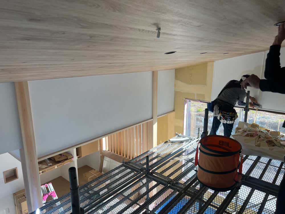 勾配天井の平屋なので足場を組んで仕上げます