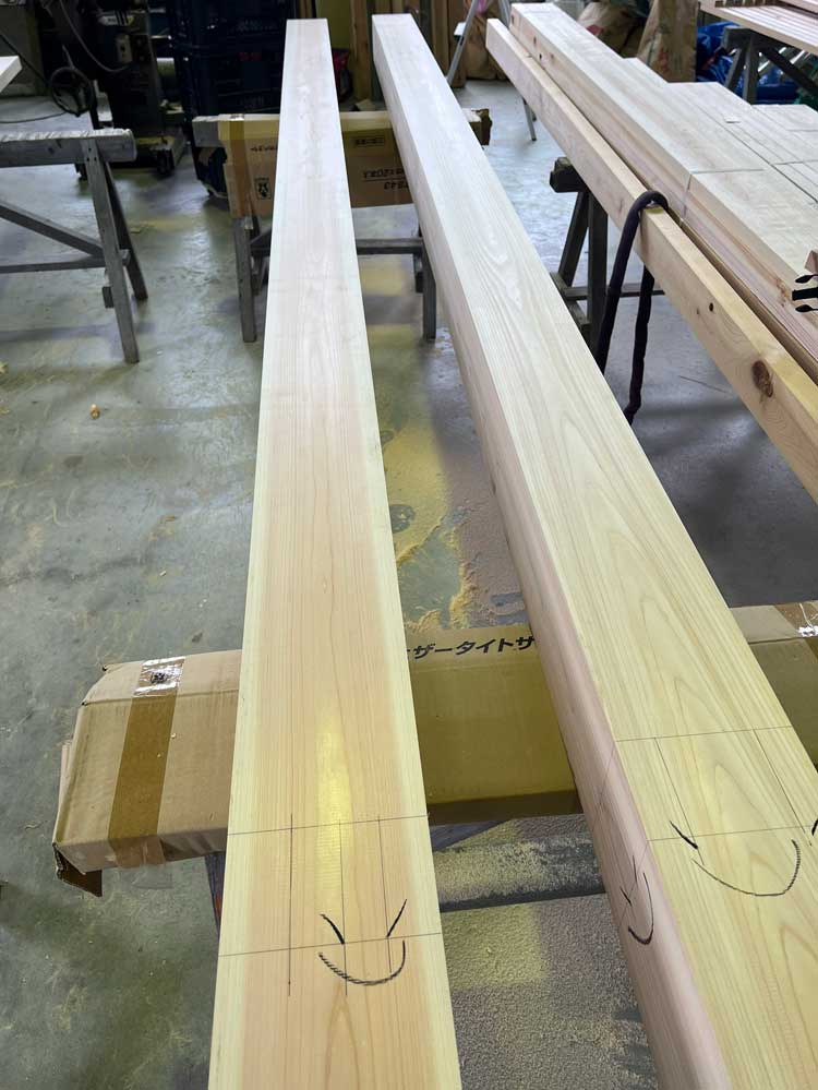 社長自ら選定したこだわりのヒノキの化粧柱