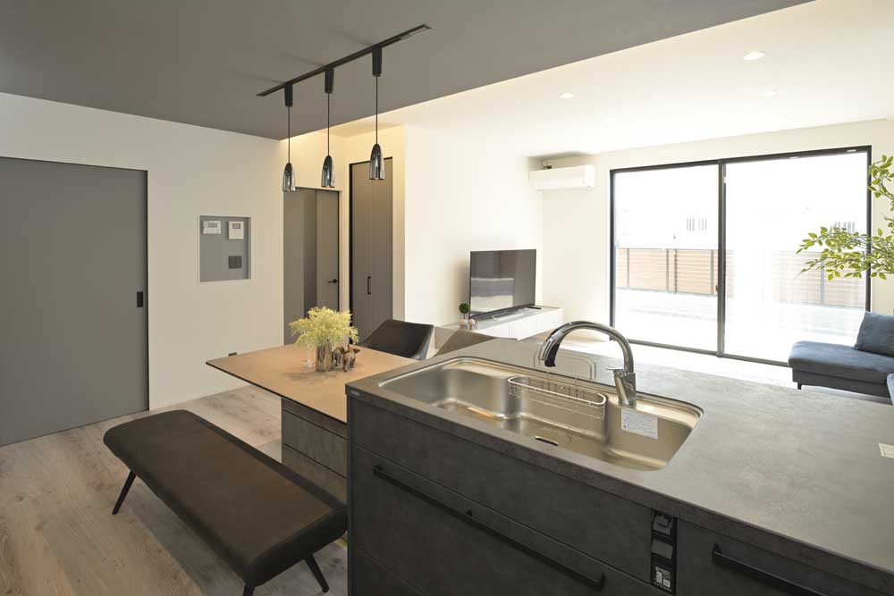 榛原郡吉田町新築工事キッチン側からの眺め