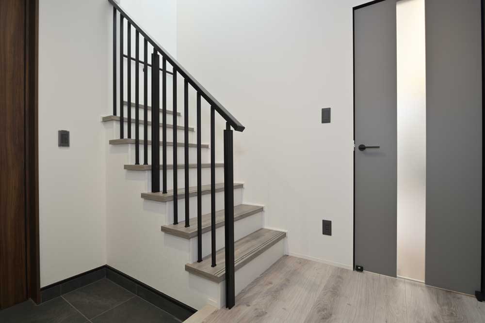 玄関から階段へ