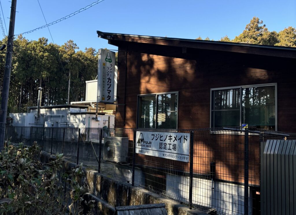 静岡県産材「フジヒノキメイド」の製材の様子を見学させていただきました