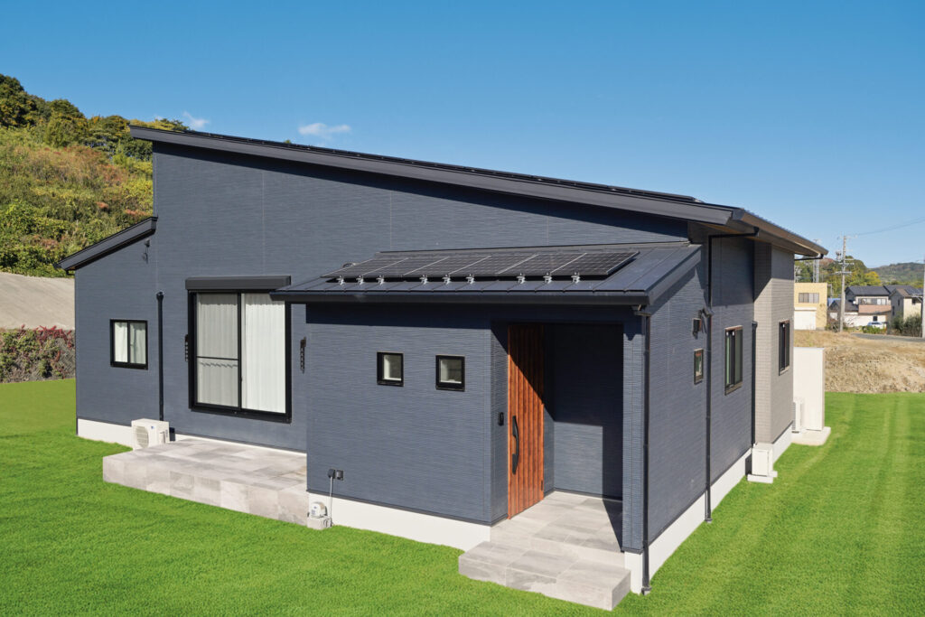 家族が自然と集まる、リビングが中心にある平屋