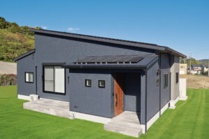 家族が自然と集まる、リビングが中心にある平屋